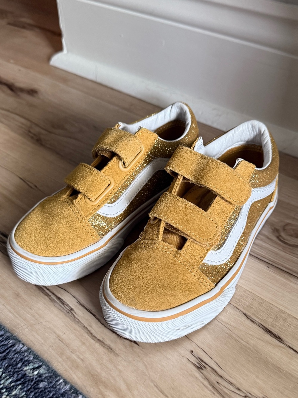 Vans Kids' Old Skool V Velcro Sneakers in gold